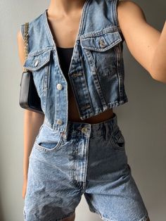 Gilet Outfit Women, Denim Vest Style, Vest Outfits Aesthetic, Outfit Ideas Oversized, Denim Vest Outfit, Festival Fashion Outfit, Outfit Elegantes, Jeans West, Bella Hadid Outfits