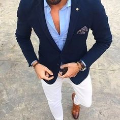 Ponte un blazer azul marino y unos pantalones blancos para el after office. ¿Por qué no ponerse zapatos con doble hebilla de cuero marrónes a la combinación para dar una sensación más clásica? White Chinos, Navy Blue Suit, Blue Long Sleeve Shirt, Tuxedo For Men