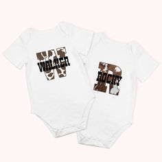 [CUTE DESIGN]: Cute baby onesie designs with initials and names printed on the onesie, available in 2 designs, make a practical and stylish gift for a new baby, child, or little cowboy. Our stylish baby onesies are perfect for many occasions, great for taking your baby boy home from the hospital or for newborn photos, or they can be worn to celebrate your baby's birthday.
[100% COTTON]: We manufacture all of our bodysuits with 100% cotton for a soft and stretchy, yet durable feel. This means no White Family Matching Bodysuit With Name Print, Family Matching Onesie For Gender Reveal With Letter Print, Family Matching White Onesie With Name Print, Gender Reveal Onesie With Letter Print, White Onesie With Letter Print For Gender Reveal, Family Matching Onesie With Letter Print As Gift, Family Matching Letter Print Onesie Gift, Family Matching Onesie With Letter Print, Onesie With Name