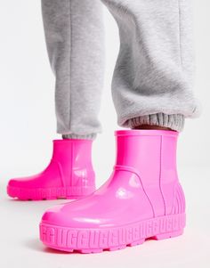 Wellies by UGG Get rainy-day ready Pull-on style Signature UGG branding EVA midsole provides lightweight cushioning Round toe Chunky sole Textured tread Pink Ugg Rain Boots Outfit, Uggs Rain Boots Outfit, Trendy Rain Boots, Pink Boots Outfit, Ugg Drizlita, Movie Fits, Rain Boot Outfit, Cute Rain Boots, Pink Ankle Boots