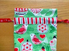 Christmas Gift Bags To Sew, Gift Bag Tutorial, Drawstring Bag Diy, Drawstring Bag Tutorials, Diy Sewing Gifts, Drawstring Gift Bag, Christmas Sewing Projects