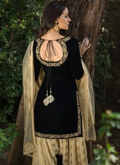 Salwar Suit Back Designs, Patiala Suit Neck Design, Patiala Suit Designs Party Wear Punjabi Wedding, Stylish Back Designs For Kurtis, Patyala Suit Designer For Girl, Back Neck Design For Suit, Suit Back Neck Designs Indian, Suit Back Neck Design, Back Neck Designs For Suits