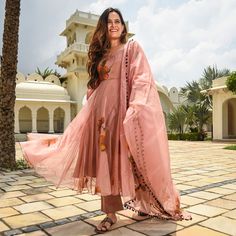 For the brides who want to go for something light and comfortable for thier haldi and mehendi ceremony, Here are some trending outfits to go for! #minimaloutfits #minimalhaldioutfit #minimalmehendioutfit #cottonoutfits #kurtis #palazzosuits #shararadesigns #cottonsharara #pakistanibride #cottonsuits #printedsuits #indowesternoutfits #cottonlehenga #lightbridalwear #cottonsaree Organza Outfit, Organza Suit