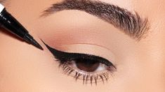 How to: PERFECT WINGED EYELINER every single time!! (Simple Beginner Friendly Technique) Creative Eyeliner, Jaclyn Hill Makeup, Winged Lashes, Winged Eyeliner Makeup, Eyeliner Shapes, Perfect Winged Eyeliner, Eyeliner Designs, Winged Eyeliner Tutorial, Eyeliner For Beginners