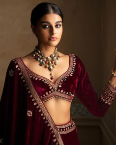 Sabyasachi Velvet Blouse, Gujarati Blouse Design, Wedding Lehenga Blouse, Lehenga Blouse Design, Blouse Design Latest, Sureena Chowdhri, Velvet Dupatta, Velvet Lehenga, Full Sleeve Blouse