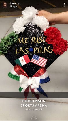 someone holding up a graduation cap with the words meuse las pilas written on it