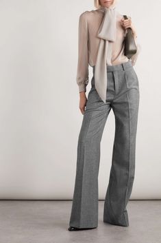 Parisian Look, Chic Blouses, Grey Trousers, Pantalon Large, Black Bra, Short En Jean, Marchesa, Chiffon Blouse, Elie Saab