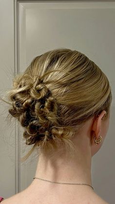 Iconic Updo Hairstyles, Aesthetic Up Do Hairstyles, Hairstyle Inspo Short, Cool Up Do Hairstyles, Hair Up For Work Medium Length, Goldilocks Hairstyle, 2000s Hair Updo, 90s Prom Hair Updo, Easy Up Does