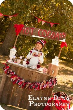 Lemonade stand in the summer...how about a Hot Cocoa stand in the winter! {by Giggles Galore} Hot Cocoa Party, Cocoa Party, Hot Chocolate Bar, Christmas Mini Sessions, Chocolate Caliente