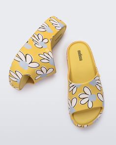 Another member of the popular Free Collection, the Free Print Platform is a modern take on the slide with plenty of cushy comfort to go around. Made from 100% EVA, the sole is super-light even with its robust appearance. The real standout? The whimsical prints, perfect to lighten the mood as well as your every step. Casual Yellow Slippers With Rubber Sole, Casual Non-slip Slides For Spring, Yellow Slides With Rubber Sole For Summer, Spring Slides With Rubber Sole And Open Toe, Yellow Summer Slides With Rubber Sole, Yellow Rubber Sole Slides For Summer, Spring Open Toe Slides With Rubber Sole, Trendy Round Toe Slides For Spring, Comfortable Yellow Slides With Cushioned Footbed