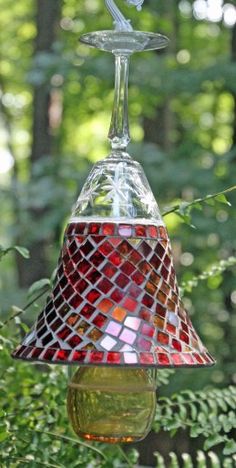 Hanging Solar Lights, Flower Flat, Solar Fountain, Glass Garden Art, Diy Bottle Crafts, Garden Deco, Glass Sculptures