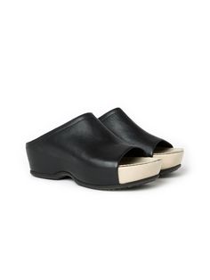 THE INAUGURAL ROSETTA GETTY X ECCO COLLECTION FEATURES FIVE MODERN INTERPRETATIONS OF THE CLASSIC SCANDINAVIAN CLOG. EACH STYLE – INCLUDING THIS SLEEK OPEN TOE CLOG – IS CRAFTED FROM A SUPPLE, MORE SUSTAINABLE FORM OF LEATHER THAT HAS BEEN DEVELOPED USING ECCO'S REVOLUTIONARY DRI-TAN PROCESS, WHICH USES SIGNIFICANTLY L Comfy Sandals, Rosetta Getty, Walk This Way, Shoe Fits, Handbag Shoes, Mid Heel, Mules Shoes, Black Fabric, Nice Shoes