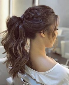 Discover 30 stunning homecoming hairstyles to complete your look. From chic updos to romantic waves, find the perfect style for your special night. Bridesmaid Ponytail, Messy Ponytail Hairstyles, Wedding Ponytail Hairstyles, Bridal Ponytail, Wedding Ponytail, Stylish Ponytail, Pony Hairstyles, Guest Hair, Hairdo Wedding