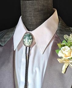 Custom Tree Agate Bolo Tie with either Silver or Gold Rope Fancy Scallop Setting.  Great for your wedding or special occasion!  You pick the exact stone,  color of setting and matching end caps along with either genuine leather bolo cord or vegan leather cord and color. The setting is very elegant and the black enamel  really makes the designs pop!  The Bolo Setting in this listing is made in the USA and have a Tension Clasp that is leather cord friendly!  Stunning White and Green Tree Agate Sto Bolo Tie Men, Mens Wedding Ties, Groomsmen Outfits, Western Gifts, Wedding Tie, Tree Agate, Rope Twist, Tie Men's