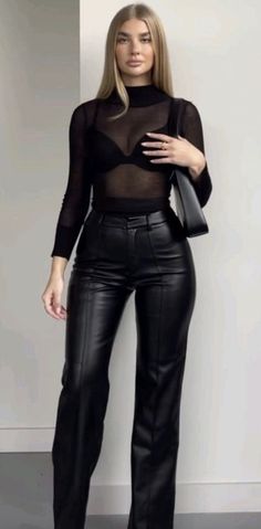 Concert Outfit Ideas Bachata, Outfit Total Black Party, Outfits Disco, Outfit Botas, Fiesta Outfit, Outfit Mujer, Effortlessly Chic Outfits, Classy Casual Outfits, Looks Black