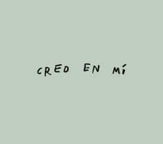 the words cred en mi are written in black ink on a light green background