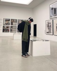 Art Gallery Men Outfit, Men Art Gallery Outfit, Art Gallery Outfits Men, Men Autumn Outfit Aesthetic, Prep Street Style, Art Gallery Outfit Aesthetic Men, Winter Outfit Aesthetic Men, Preppy Winter Outfits Men, Cold Winter Outfits Men Streetwear