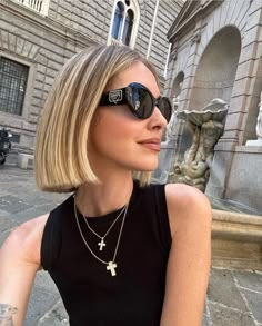 23 Haircut, Jennifer Aniston Short Hair, Dark Blonde Bobs, Bob Hairstyles For Thick, Beautiful Haircuts, Chin Length Hair, Blonde Hair Shades, Shoulder Length Hair Cuts