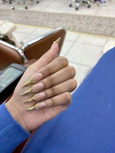 Gold Stiletto Nails, Black Acrylic Nail Designs, Stilleto Nails Designs, Golden Nails