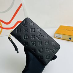 The classic wallet has been upgraded! Add four credit card slots and a colorful lining, made of Monogram Empreinte leather, more versatile Zippy wallet. Size: 19×10cm Lv Wallet Women, Louis Vuitton Yayoi Kusama, Black Louis Vuitton, Louis Vuitton Capucines, Large Cosmetic Bag, Lv Purse, Lv Shoes, Medium Handbags, Louis Vuitton Pochette