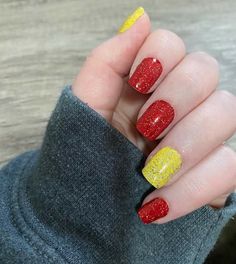 Kansas City Chiefs Acrylic Nails, Kansas City Chiefs Nails, Kc Chiefs Nails, Chiefs Nails, Football Nail Designs, Nails Color Street, Nailart Glitter, Sports Nails, Football Nails