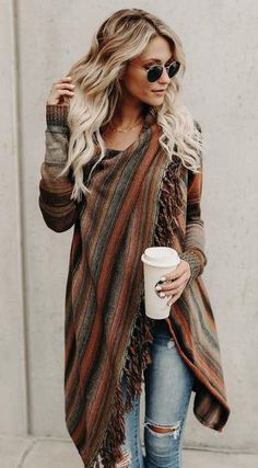 $47.99! Single Button Tassel Asymmetrical Hem Shawl-Brown fall fashion can't miss it outifit travel trend best selling online store Vinter Mode Outfits, Striped Shawl, Boho Styl, Boho Mode, Mode Hippie, Casual Sweater, Cooler Look, Casual Sweaters