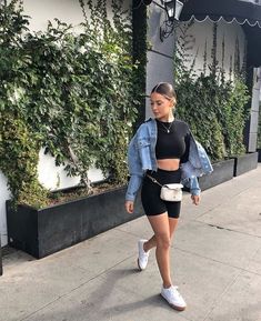 Jean Jacket Outfits Summer, Lazy Outfit Ideas, Bike Shorts Outfit, Look Legging, Biker Shorts Outfit, Jean Jacket Outfits, Summer Shorts Outfits, Crop Jean Jacket, Feminine Fashion