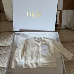 Comes With The Box. Perfect For Baby Gift Expensive Baby Gifts, Child Outfits, Pr Kit, Luxury Baby Clothes, Mom Dr, Luxury Baby Gifts, Dior Shirt, Baby Dior, Reborn Nursery