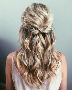 Accessoire de cheveux de mariée pour le jour de votre mariage ! Les belles mèches de cheveux perlées sont de superbes accessoires de mariage qui dégagent une élégance et une sophistication intemporelles. Ces postiches complexes sont soigneusement fabriqués avec des perles délicates, créant un look de grâce et de raffinement. Les lianes perlées peuvent être incorporées sans effort dans diverses coiffures de mariée, qu'il s'agisse d'un chignon classique, d'un style romantique à mi-hauteur ou de va Bride Hair Vine, Long Hair Vine, Half Up Wedding, Flowers In Her Hair, Haircut Styles, Bridal Hairstyles