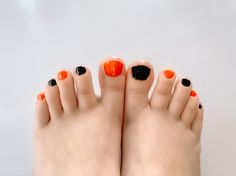 Halloween Pedicure, Orange Pedicure, Orange Toe Nails, Black Toe Nails, Orange Nail Art, Cute Gel Nails, Halloween Orange