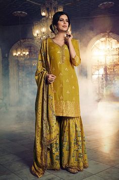 Silk Dress Outfit Ideas, Wedding Gharara, Gharara Suits, Gown Designs, Pakistani Party Wear, Salwar Dress, Saree Gown, Sharara Suit, Salwar Kamiz