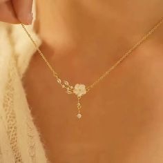 Aesthetic Gold Pendant, Aesthetic Jewelry Necklaces, Vintage Necklace Aesthetic, Dainty Jewelry Aesthetic, Simple Necklace Gold, Gold Dainty Jewelry, Grunge Ring, Stacking Necklaces, Gold Jewelry Aesthetic