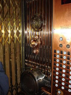 an old fashioned jukebox machine with many knobs