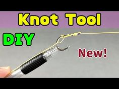 a hand holding a fishing hook with the words knot tool diy next to it