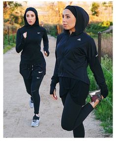 #hijabi #sports #outfit #hijabisportsoutfit Hijabi runners/ track Hijab Workout Outfit, Hijabi Sports Outfit, Sporty Hijab Outfit, Hijab Gym Outfit, Hijab Sport Outfit, Modest Gym Wear, Women Sporty Outfits