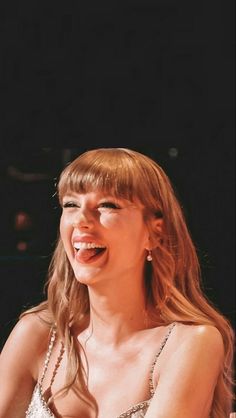 Taylor swift with her tongue out at the brit awards Eras Your Set List, Taylor Swift Sticking Out Her Tounge, Taylor Swift Aesthetic Ttpd Wallpaper, Taylor Swift Icons Aesthetic, Swiftie Wallpaper, Taylor Swift Aesthetic Wallpaper, Mr Perfectly Fine, Taylor Swift Fotos, Miss Americana