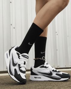 This modern interpretation of classic elements is perfect for the Air Max superfan. Layer up in breathable mesh and plush synthetic leathers, and a heel cup inspired by the AM90. The AM180 influences the textured Air unit, which delivers just the right amount of cushioning. Go ahead—Max out your look. Shown: White/Pure Platinum/Black Style: FN0784-101 Go Ahead, Black Style, Air Max, Nike Air Max, Women's Shoes, Black Fashion, Influencer, Nike Air, Platinum