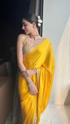 Yellow Saree With Red Blouse, Traditional Saree Looks, Haldi Saree Look, Yellow Saree Look, Yellow Saree For Haldi, Haldi Saree, Desi Fits, Haldi Outfits, Saree Wearing Styles