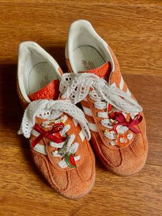 🎀Lacets en dentelle  Pins et perles🎀 Retro Outfits Aesthetic, Mode Shoes, Diy Sneakers, Shoe Inspo, Swag Shoes, Diy Shoes, Adidas Gazelle, Fashion Fits