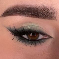 Wolf Hairstyle, Grunge Eyeshadow, Green Eyeshadow Makeup, Aesthetic Wolf, Green Dress Makeup, Hippie Makeup, Quinceanera Makeup, Tiktok Beauty, Monster Makeup