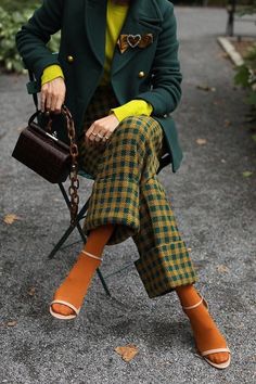 Tights With Heels, Preppy Fall Fashion, Mode Prints, Drama Fashion, Fashion 1970s, Fashion 70s, 1970s Dress, Color Blocking Outfits, Houndstooth Pants