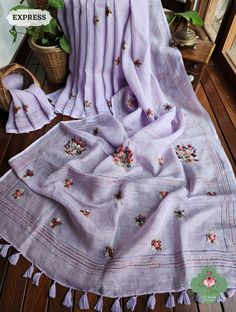 Update! - Zynah covered by LBB - https://lbb.in/bangalore/zynah-designs-handloom-sarees/ Collection: Nargis Expertly crafted with lilac organic linen, this saree is adorned with intricate Frenchknot and kantha embroidery, highlighted with delicate sequins on the border and edges. Embrace the essence of artistry and nature in this unique piece. About The Craft: Hand French knot embroidery is a timeless art form that brings texture and dimension to fabric through tiny, intricate knots. Each knot, meticulously crafted, resembles a delicate bead, lending a three-dimensional quality to the design. This technique allows for stunning details, from delicate flowers to intricate patterns. It's a labor of love that demands patience and precision. We ship to the USA & World-wide We deliver your saree Saree Edging Ideas, Traditional Lavender Floral Embroidered Dupatta, Saree Embroidery Design Simple, Simple Hand Embroidery Designs, Boutique Saree, Shawl Ideas, Knot Embroidery, French Knot Embroidery, Patterns Flowers