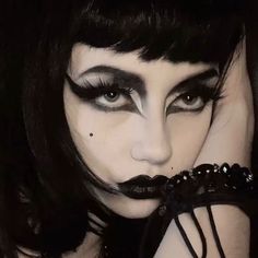 ig: @narahverde - follow me :) || makeup - makeup ideia - makeup inspo || maquiagem - maquiagem inspo Trad Goth Makeup Dark Skin, Trad Makeup Goth, Goth Rock Makeup, Witchy Goth Makeup, Goth Makeup Thick Eyebrows, Goth 80s Makeup, Goth Women Makeup, Goth Makeup Traditional, Beginner Trad Goth Makeup