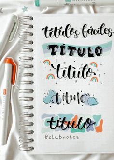 a notebook with some writing on it next to a pen and marker, which is also in spanish