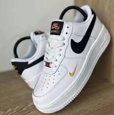 Be daring with this Black Gold Custom Air Force 1. Show off your bold style with this sneaker’s sleek black and gold look. Feel unstoppable and make a statement any day of the week! 🔥 🔥 100% genuine, Brand New.👟 Custom sneakers.💫 Every pair is hand-made to order.✨ Best quality waterproof and scratch-proof paints used.✨ 1000+ satisfied customers across various platforms. 🌎Free worldwide shipping,shipping within 5-12 working days🎁 Treat the shoes as art as they are delicate and special.💌 We Tenis Air Force, Nike Shoes Women Fashion, Nike Fashion Shoes, Preppy Shoes, All Nike Shoes, Custom Air Force 1, Nike Air Shoes, Cute Nike Shoes, Cute Nikes