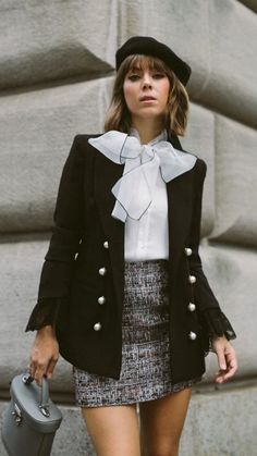 French Inspired Outfits, Preppy Mode, Adrette Outfits, Walking Down The Street, Parisian Chic Style, Paris Mode, French Girls, Minimal Chic, Parisian Chic