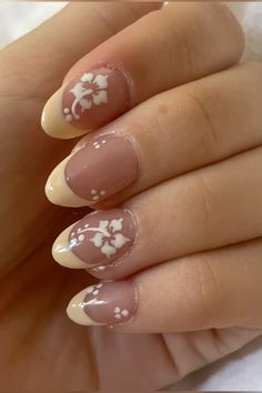 Nails With No Acrylic, Summer Nail Inspo Short Almond, Cute Simple Nails For School, White French Tip Flower Nails, Yellow Hibiscus Nails, White French Tip With Hibiscus Flower, Clear Nail With Design, Nails With Simple Flower, Mail Ideas Summer