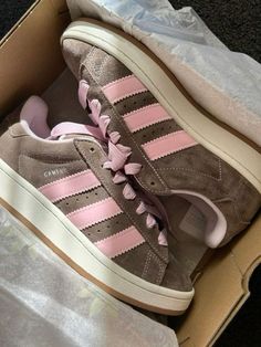 Looks Hippie, Pretty Sneakers, Dr Shoes, Trendy Shoes Sneakers, Pretty Shoes Sneakers, Shoe Wishlist, Cute Nike Shoes, Styl Boho, Pink And Brown