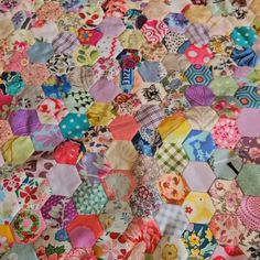 🌺ℝ𝕒𝕔𝕙𝕖𝕝 🌺 | Quilt as you go can be so useful if you want some portable, hand-held, but also if you don't have room to baste your quilts. templates... | Instagram