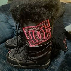 Dc Moon Boots, Dc Boots Outfit, Y2k Winter Boots, 2000s Mcbling Outfits, Dc Snow Boots, Mcbling Clothes, Dc Clothes, 2000s Boots, Dc Boots